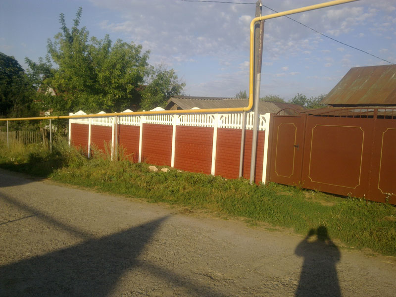 Докрасил забор, мягко говоря "устал"